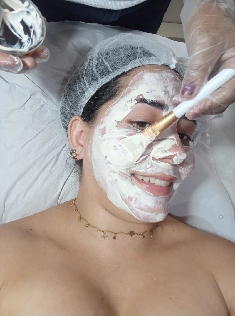 Cliente recebendo máscara facial no consultório